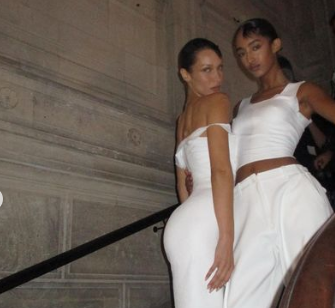 Galleria foto 'Bella Hadid sfila a Parigi con lo Spray Dress: l’abito spruzzato sul corpo' - foto 5