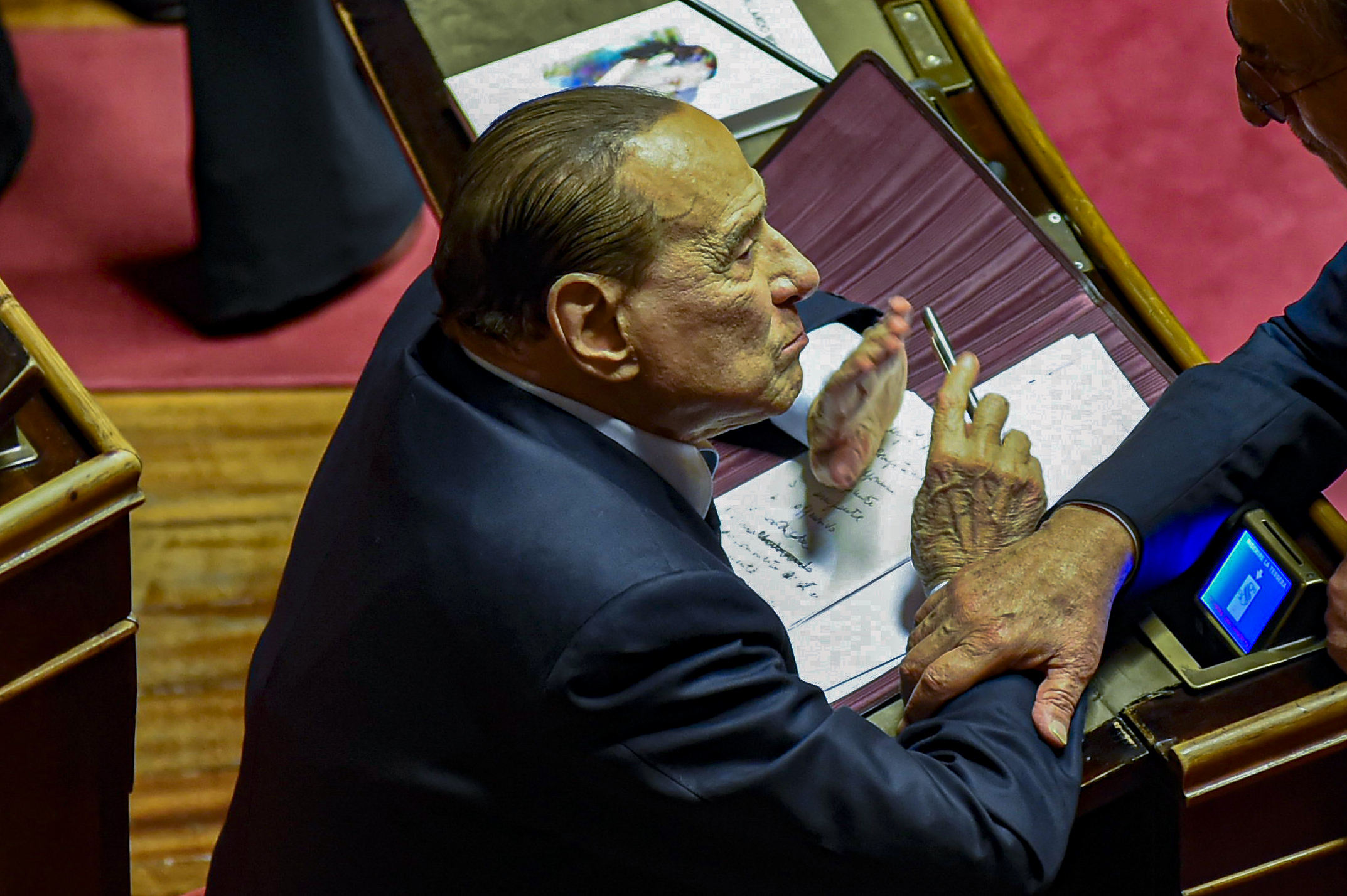 Berlusconi in Terapia Intensiva, trascorsa la prima notte al San Raffaele: come sta