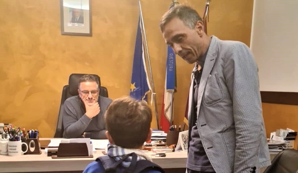 Bimbo coinvolto in un incidente ringrazia i poliziotti e incontra il questore