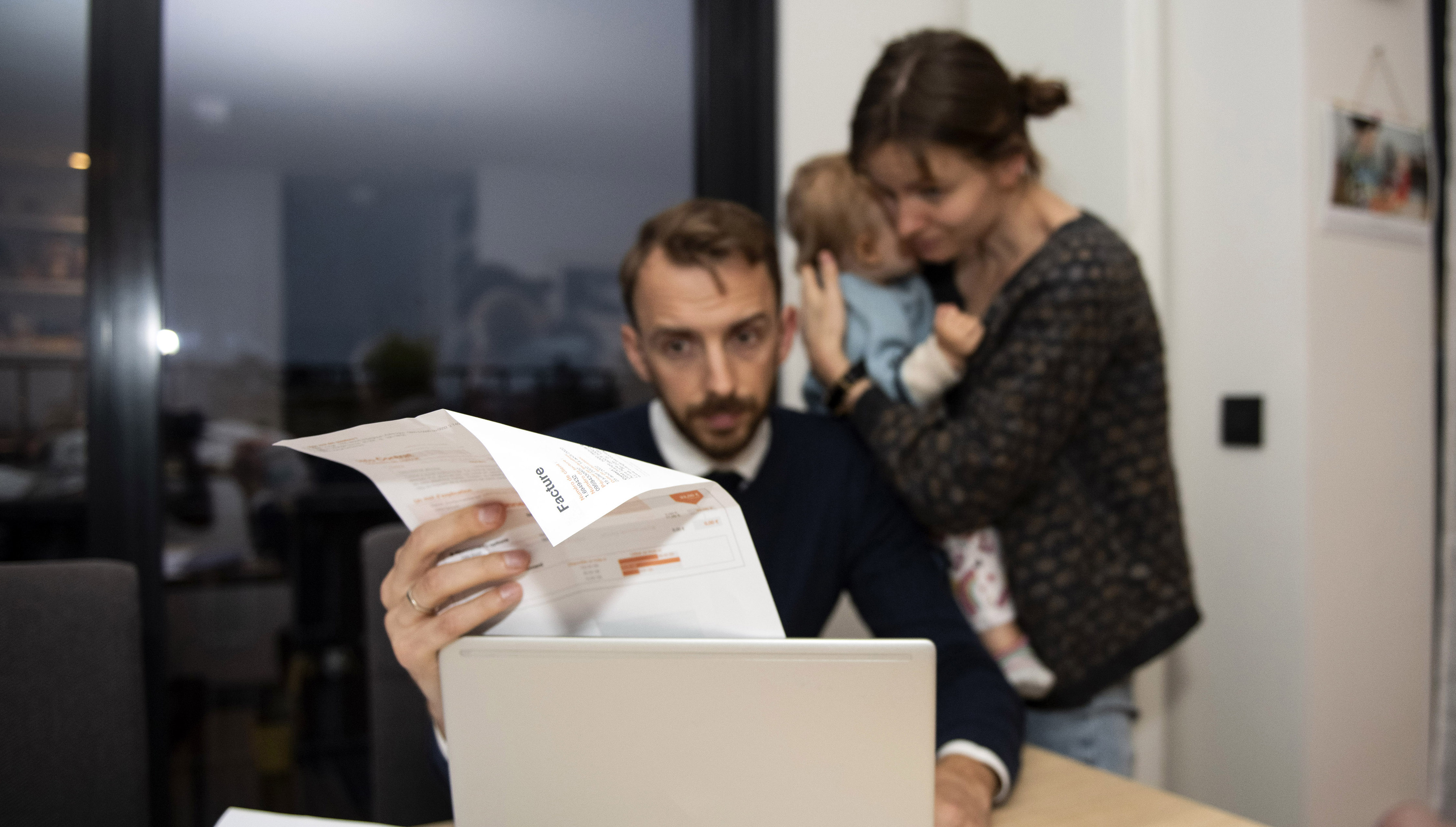 Bollette, ecco le prime misure per salvare famiglie e imprese: pronto il piano del governo Meloni