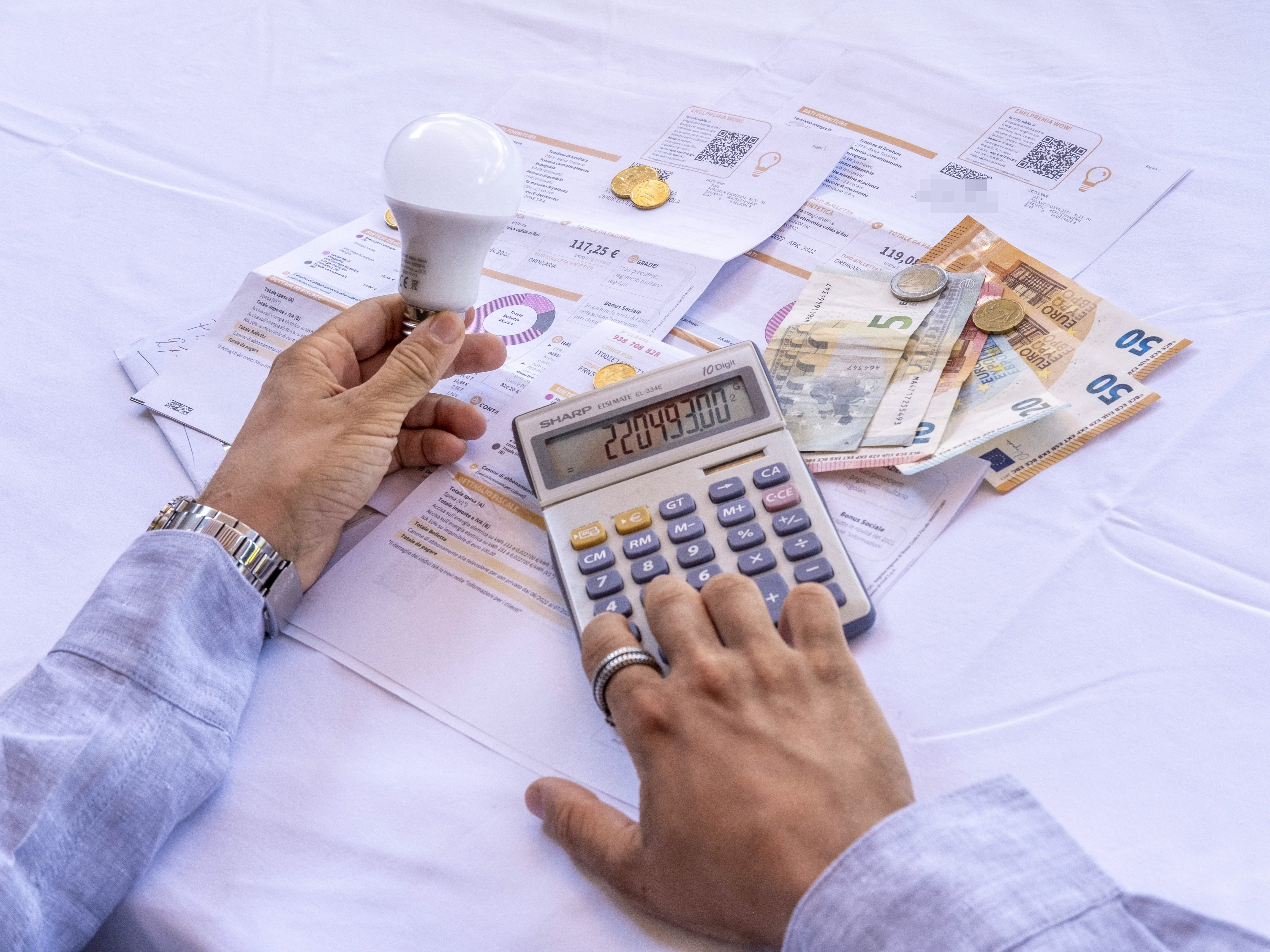 Bollette luce e gas, il Tar boccia il ricorso sui rincari: “Non danno grave alle famiglie”