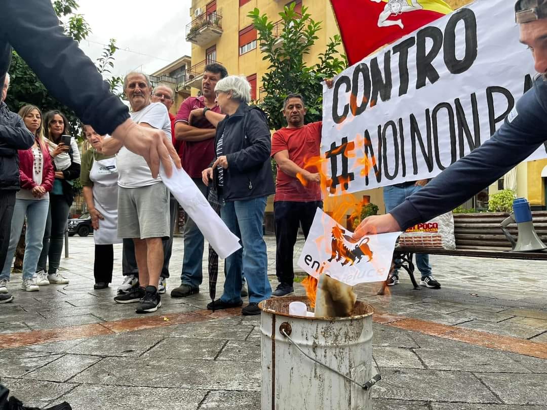 “Noi non paghiamo”: commercianti bruciano le bollette di luce e gas, tensione in Sicilia