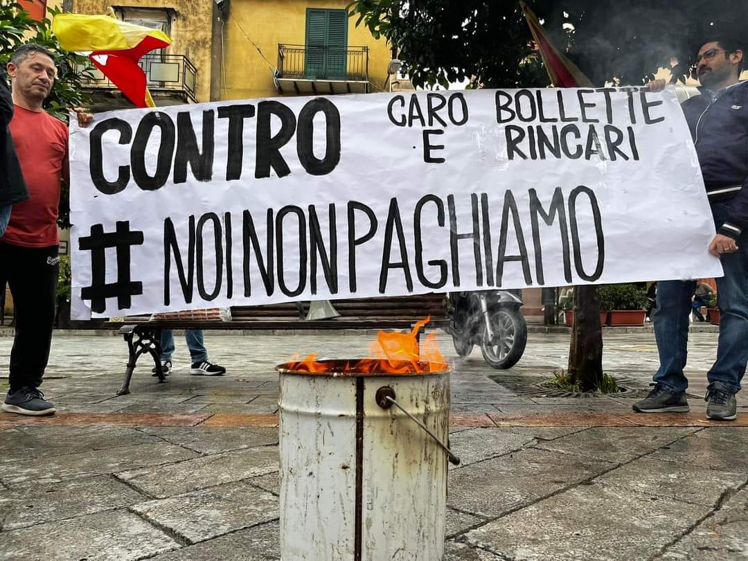 “Noi non paghiamo”: commercianti bruciano le bollette di luce e gas, tensione in Sicilia