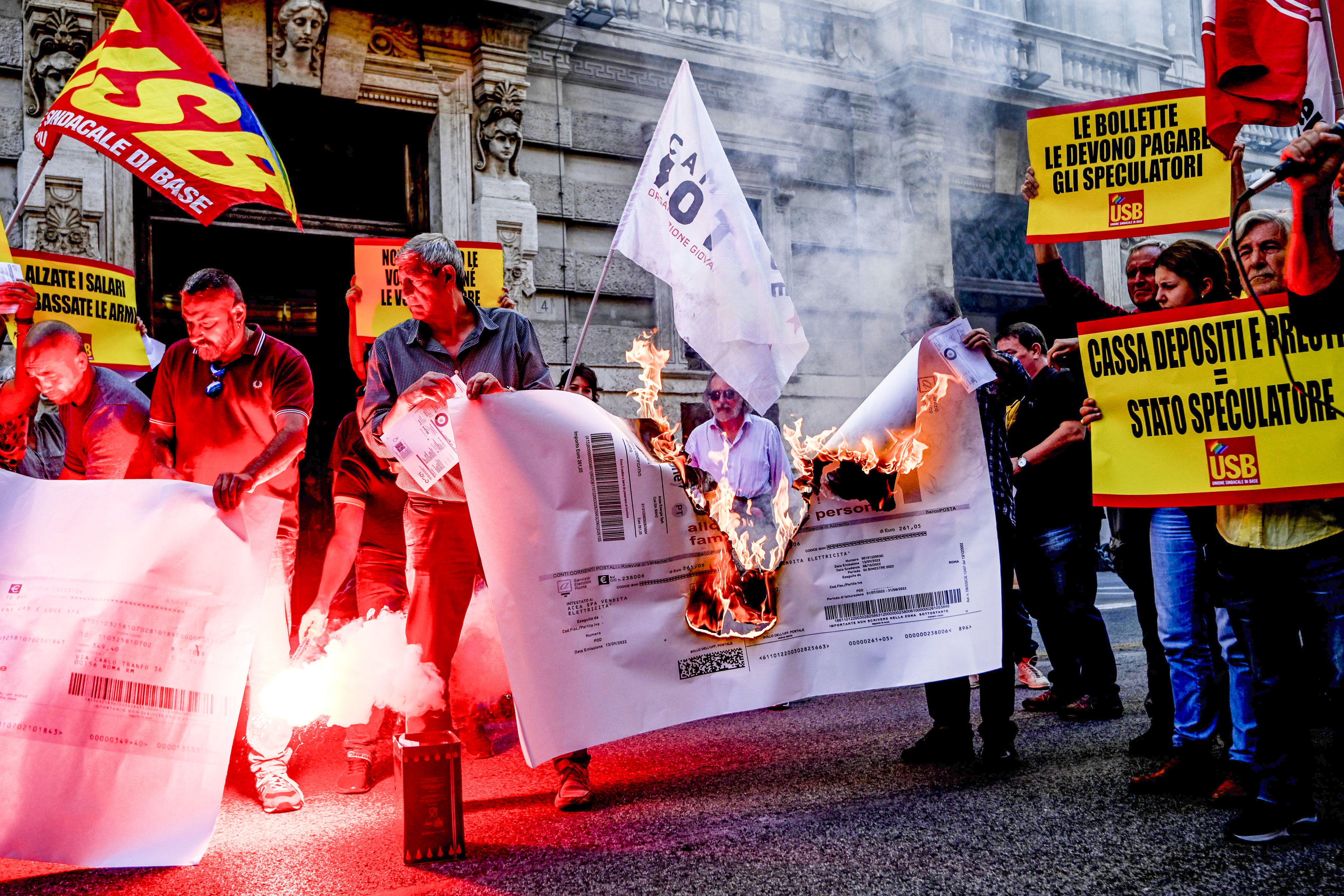 Bollette, proteste da Palermo a Torino. Rabbia degli albergatori: a rischio pure la stagione sciistica