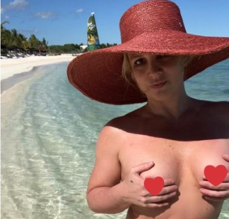 Vacanze senza veli per Britney Spears, foto hot sulla spiaggia