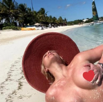 Vacanze senza veli per Britney Spears, foto hot sulla spiaggia