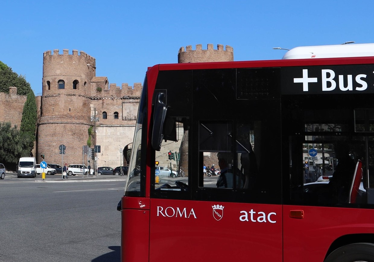 Roma, autista bus guarda film al volante: Atac lo sospende dal servizio