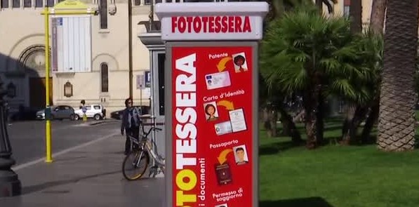 La cabina per fototessere compie 60 anni, le macchinette che anticiparono la moda dei selfie La cabina per fototessere compie 60 anni, le macchinette che anticiparono la moda dei selfie