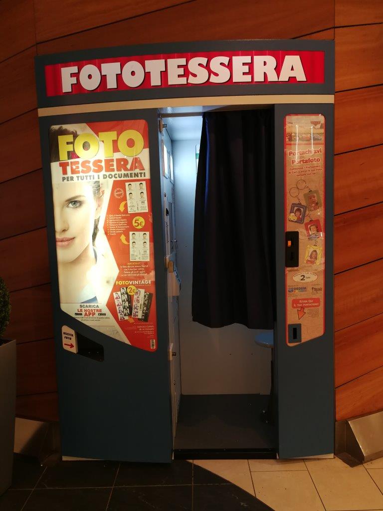 La cabina per fototessere compie 60 anni, le macchinette che anticiparono la moda dei selfie La cabina per fototessere compie 60 anni, le macchinette che anticiparono la moda dei selfie