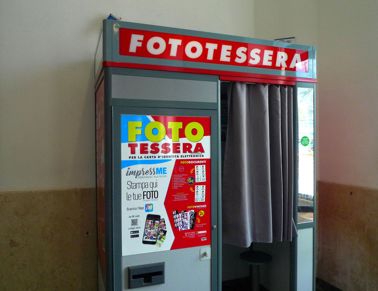 La cabina per fototessere compie 60 anni, le macchinette che anticiparono la moda dei selfie La cabina per fototessere compie 60 anni, le macchinette che anticiparono la moda dei selfie