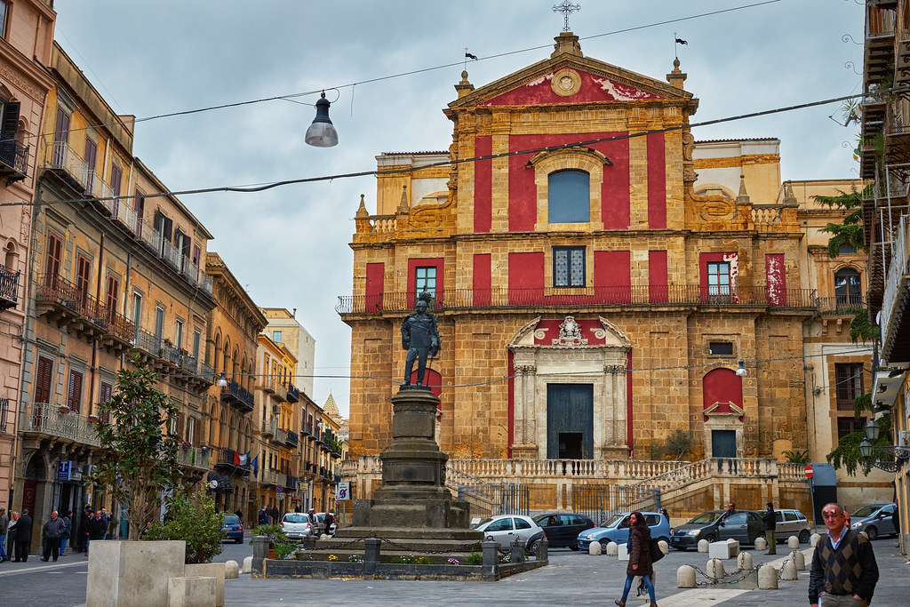 Coltello, forbici, offese e minacce: arrestato stalker a Caltanissetta