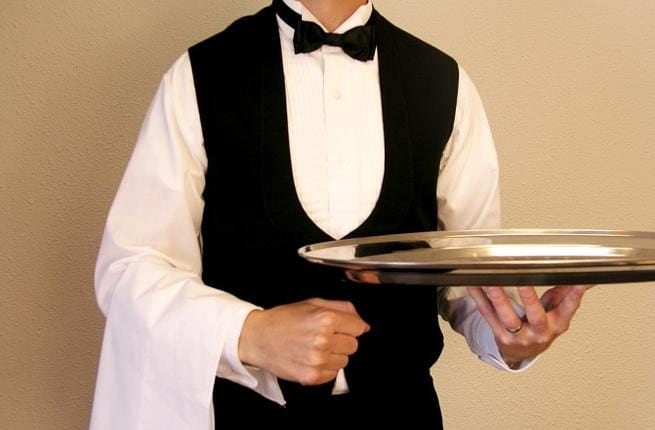 Dimentica zaino al ristorante: camerieri chiedono soldi per riconsegnarglielo