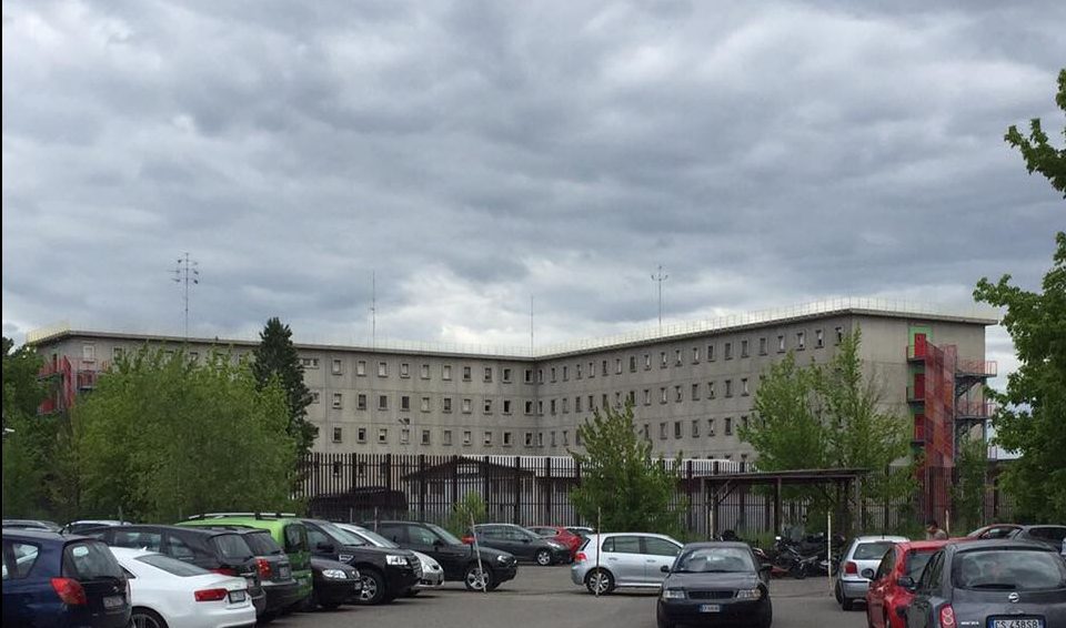 Cellulari in carcere a disposizione dei boss: chiusa maxi inchiesta a Bologna