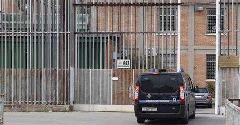 Bambina di due anni cade dal terzo piano in Campania: arrestato il padre