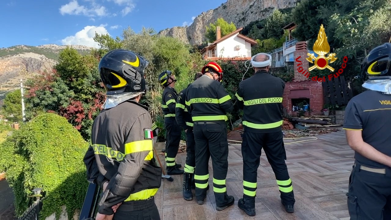Massi si staccano da costone roccioso, case evacuate a Carini – Foto e Video