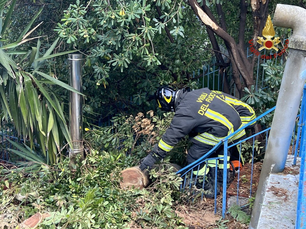Massi si staccano da costone roccioso, case evacuate a Carini – Foto e Video
