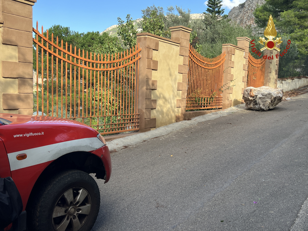 Massi si staccano da costone roccioso, case evacuate a Carini – Foto e Video