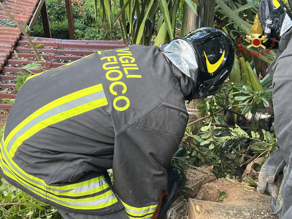 Massi si staccano da costone roccioso, case evacuate a Carini – Foto e Video