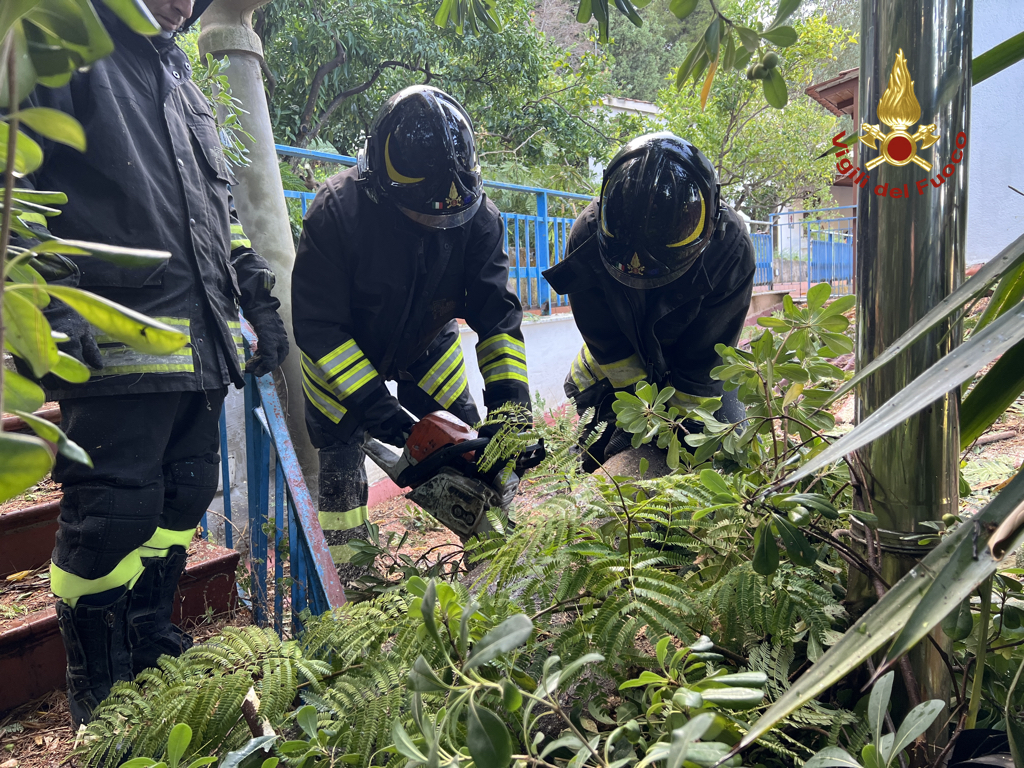 Massi si staccano da costone roccioso, case evacuate a Carini – Foto e Video