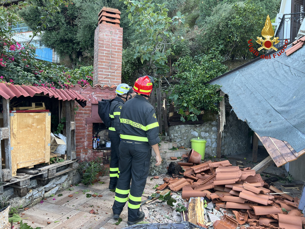 Massi si staccano da costone roccioso, case evacuate a Carini – Foto e Video