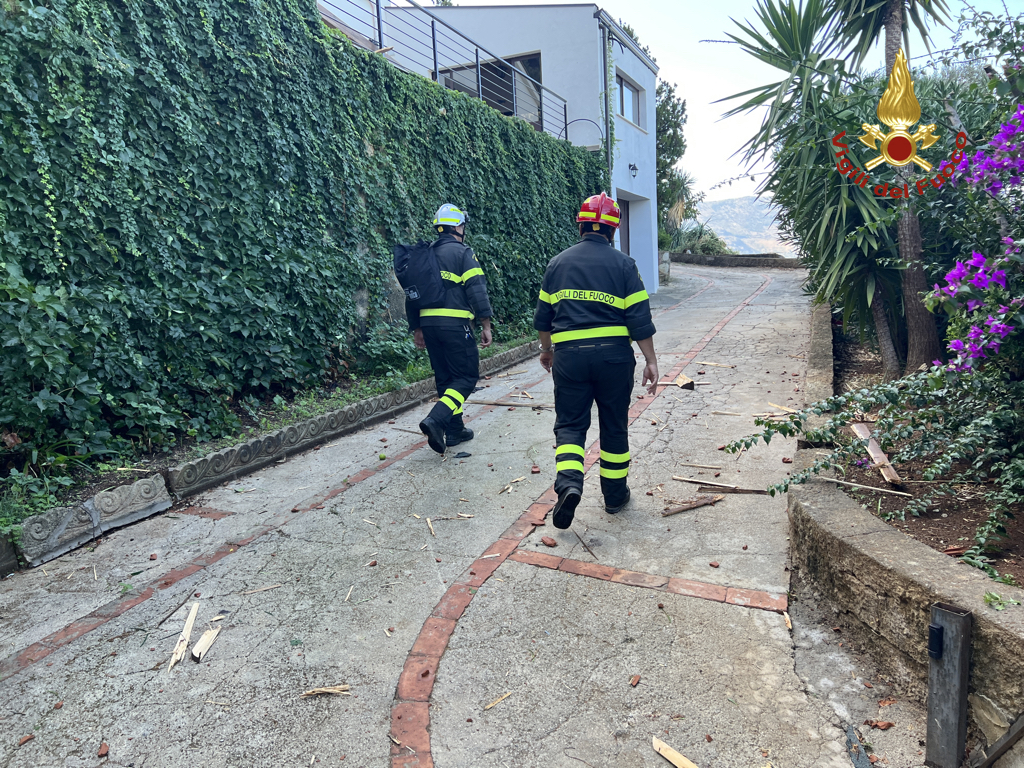 Massi si staccano da costone roccioso, case evacuate a Carini – Foto e Video