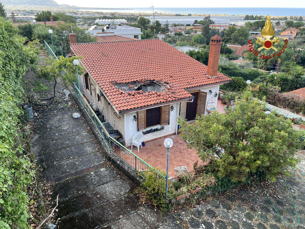 Massi si staccano da costone roccioso, case evacuate a Carini – Foto e Video