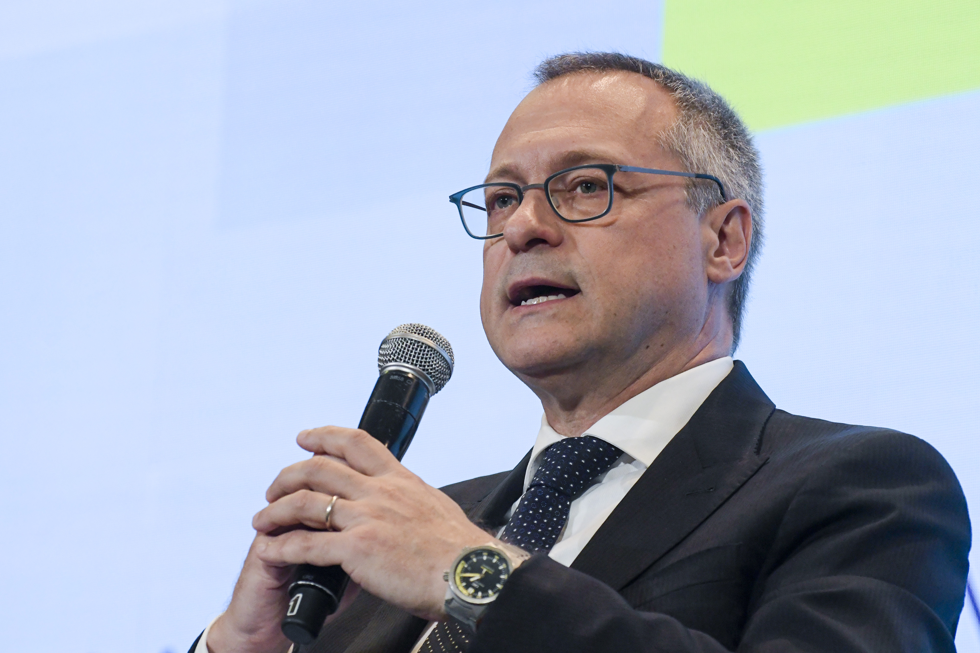 Rialzo tassi interesse, allarme di banche e imprese: “Prudenza o sarà recessione”