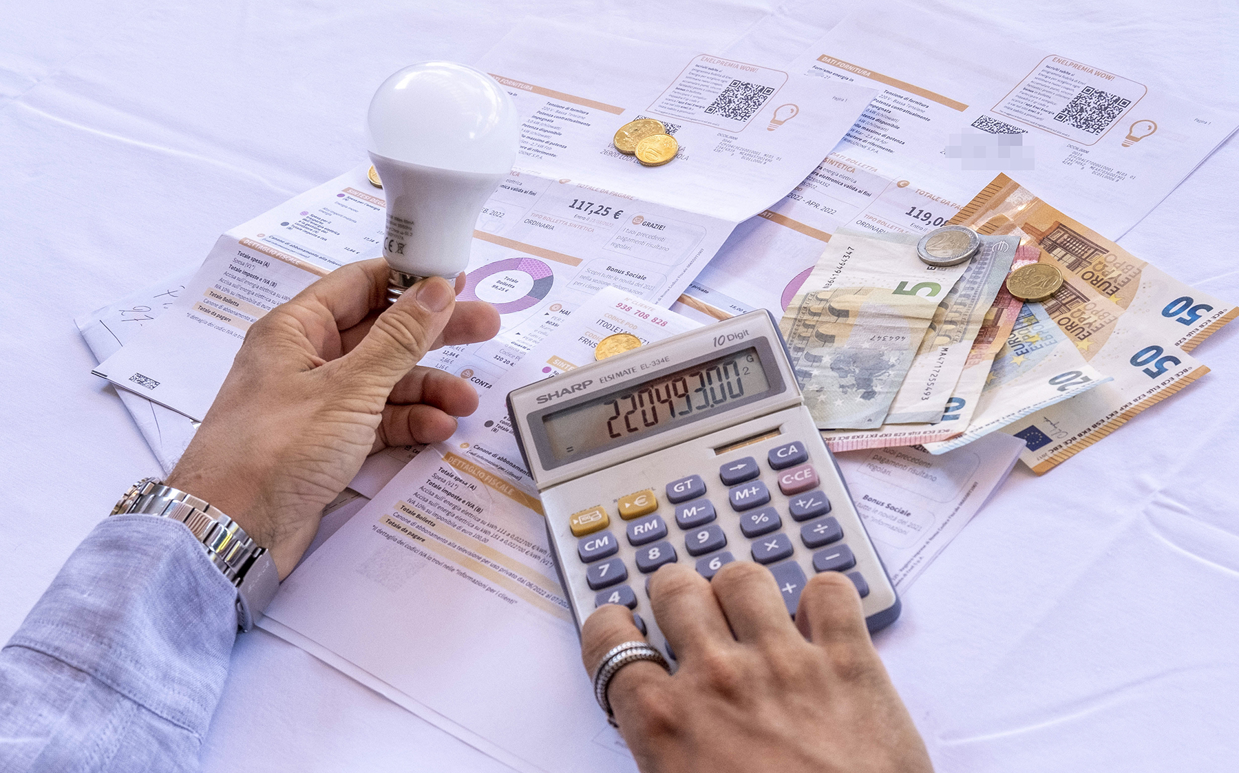 Caro energia, in un anno +329% per bollette della luce. Le idee del Governo per frenare gli aumenti