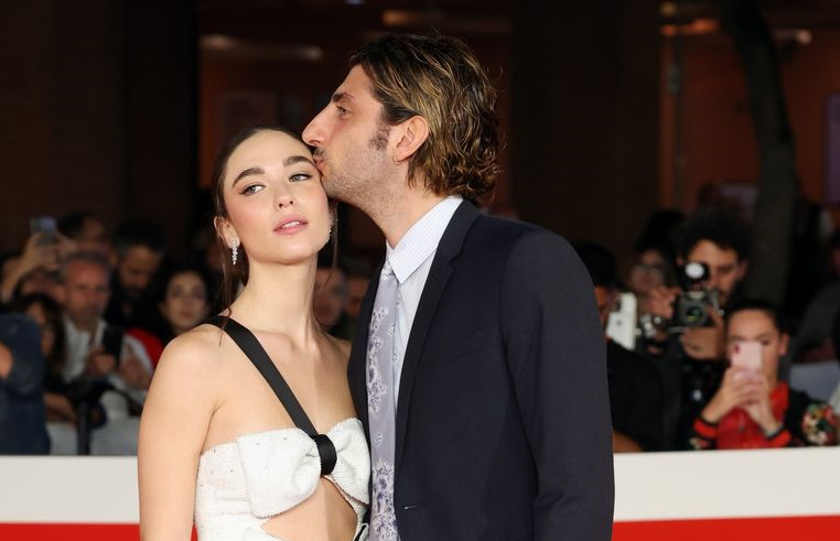 Matilda De Angelis e Pietro Castellitto sempre più innamorati: l’amore sbocciato sul set Matilda De Angelis e Pietro Castellitto sempre più innamorati: l’amore sbocciato sul set