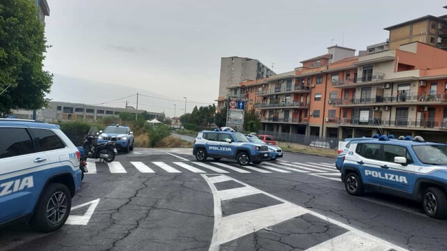 Catania, Librino, stretta della Polizia contro violenti e abusivi