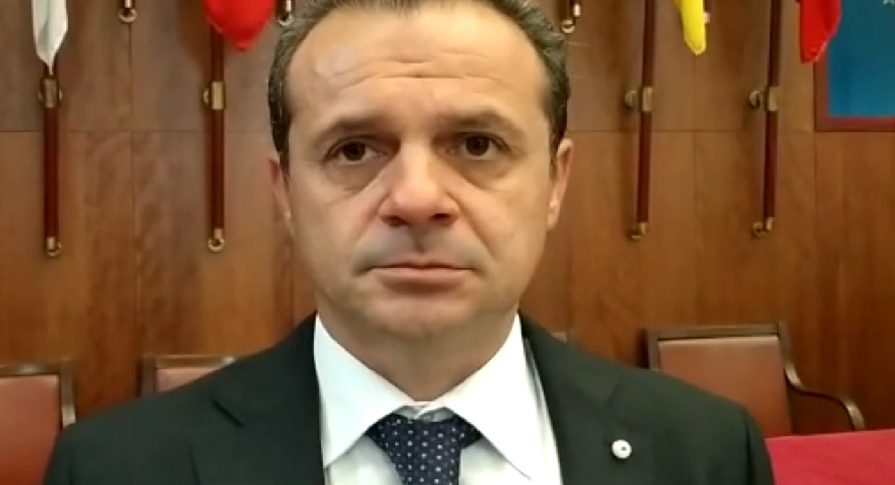 Autonomia differenziata, furia De Luca: “È una putt**ata! Taglierò le condotte del petrolio verso l’Italia”