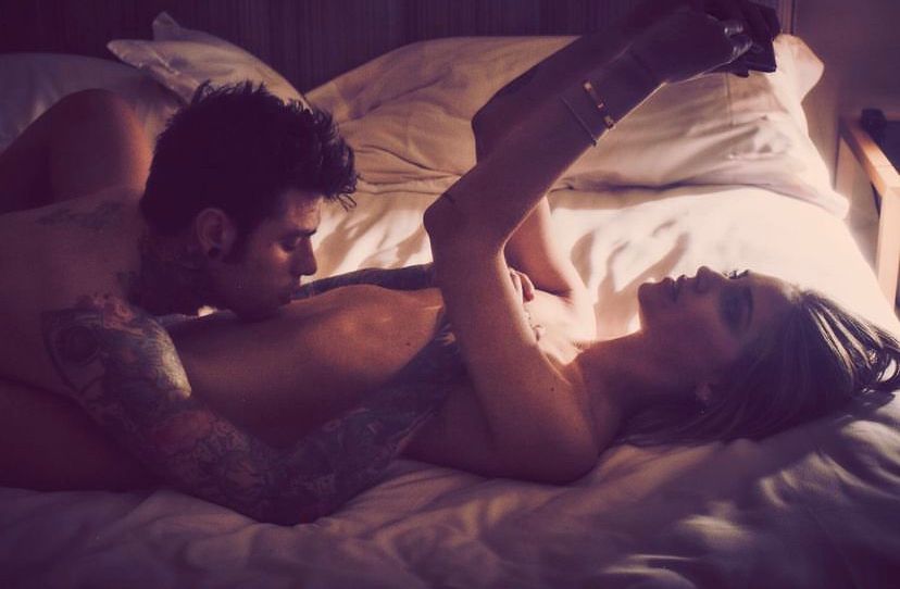 Chiara Ferragni e Fedez si fotografano a letto senza veli. Il web li stuzzica: “Terzo figlio in arrivo?”