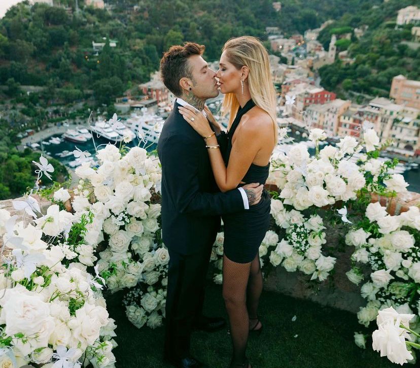 Chiara Ferragni e Fedez si fotografano a letto senza veli. Il web li stuzzica: “Terzo figlio in arrivo?”