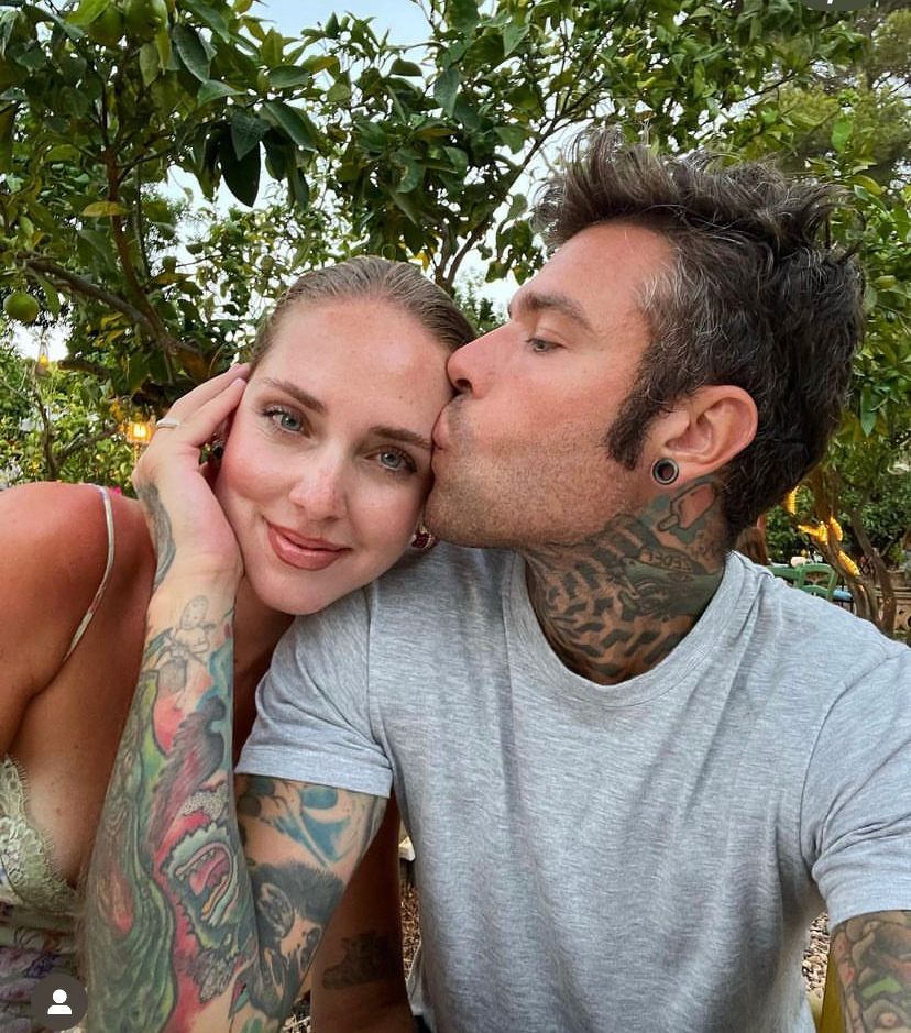 Chiara Ferragni e Fedez si fotografano a letto senza veli. Il web li stuzzica: “Terzo figlio in arrivo?”