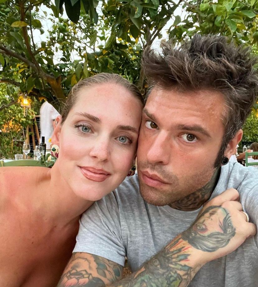 Chiara Ferragni e Fedez si fotografano a letto senza veli. Il web li stuzzica: “Terzo figlio in arrivo?”