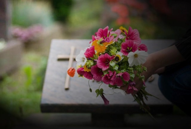 Scicli, muore al cimitero  mentre porta i fiori alla moglie