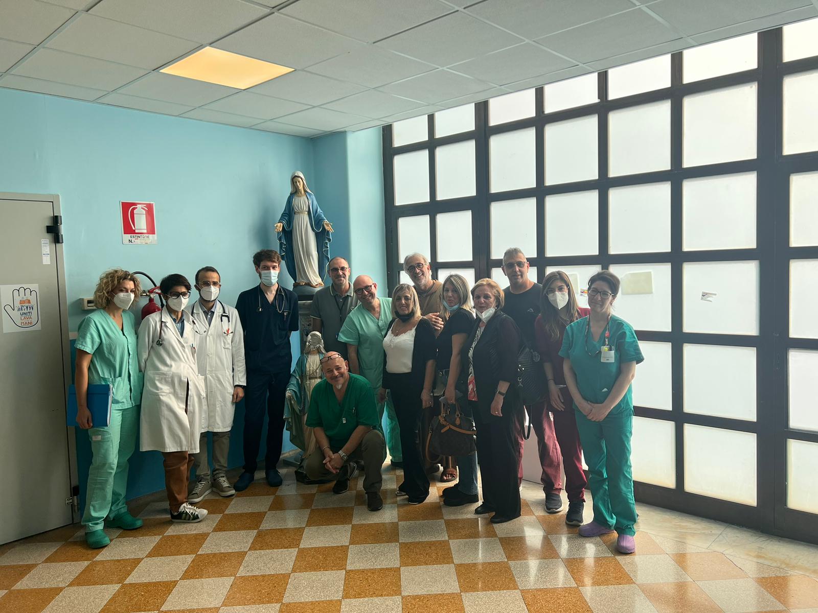 Ricoverata per 45 giorni, guarisce e dona una statua della Madonna all’ospedale