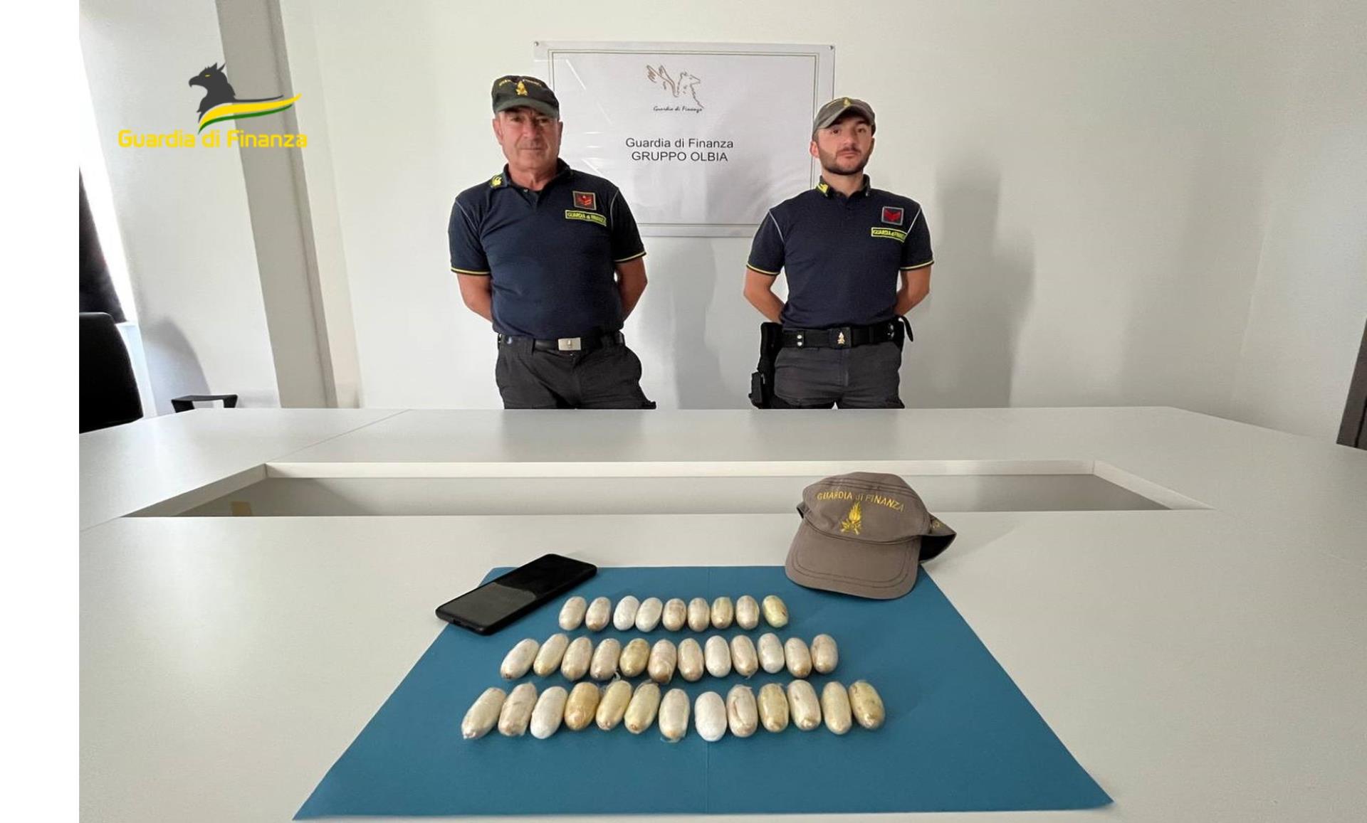 Al porto di Olbia con 34 ovuli di cocaina nello stomaco: fermato dai cani antidroga