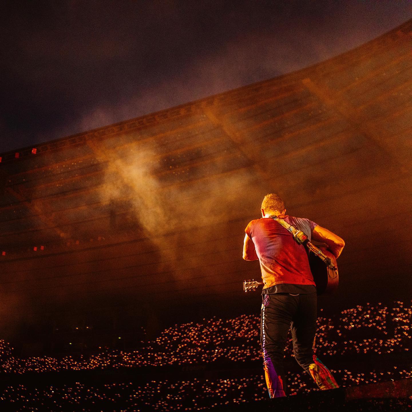 Fan dei Coldplay in ansia, infezione ai polmoni per Chris Martin