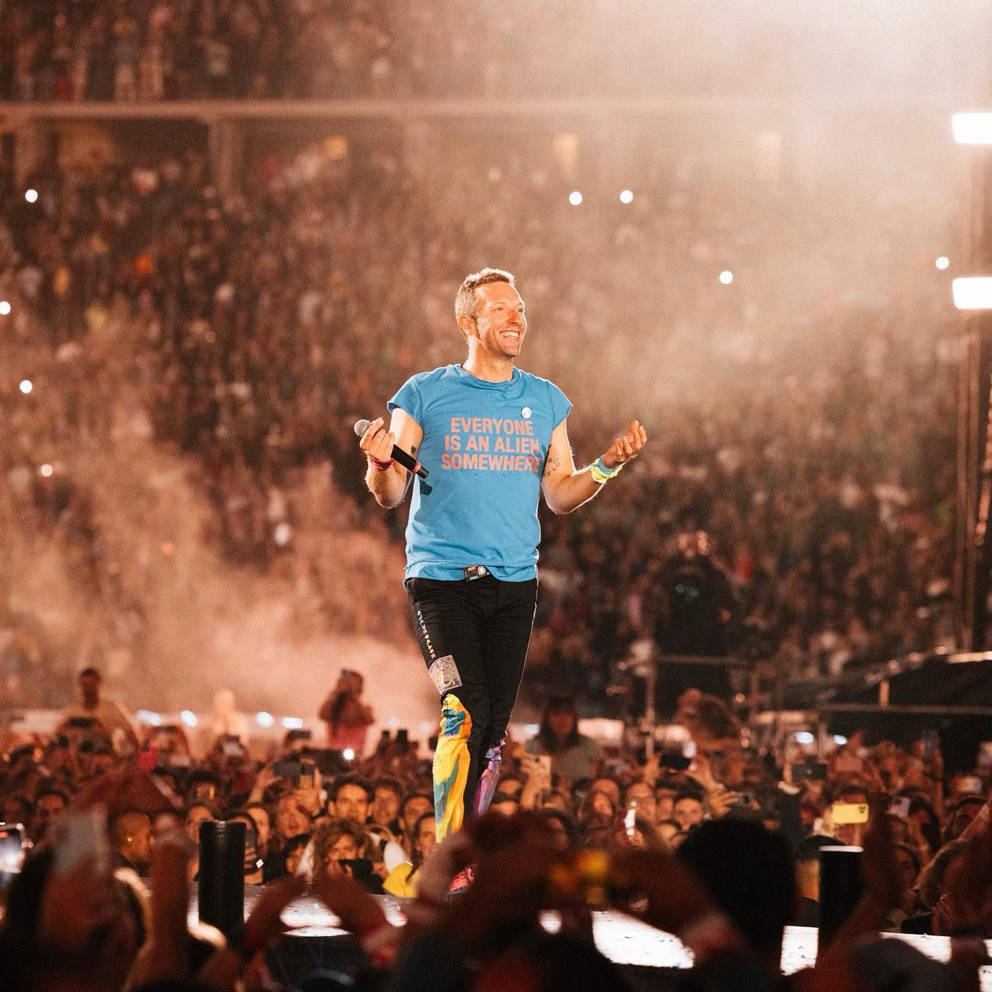 Fan dei Coldplay in ansia, infezione ai polmoni per Chris Martin