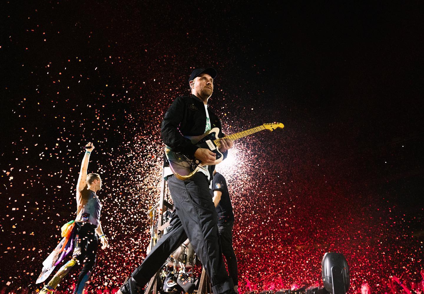 Fan dei Coldplay in ansia, infezione ai polmoni per Chris Martin