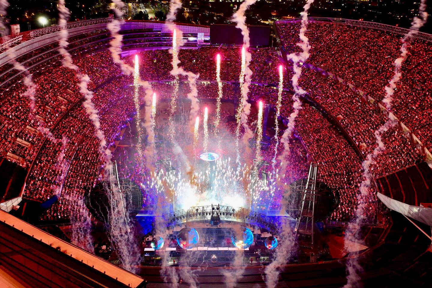 Fan dei Coldplay in ansia, infezione ai polmoni per Chris Martin