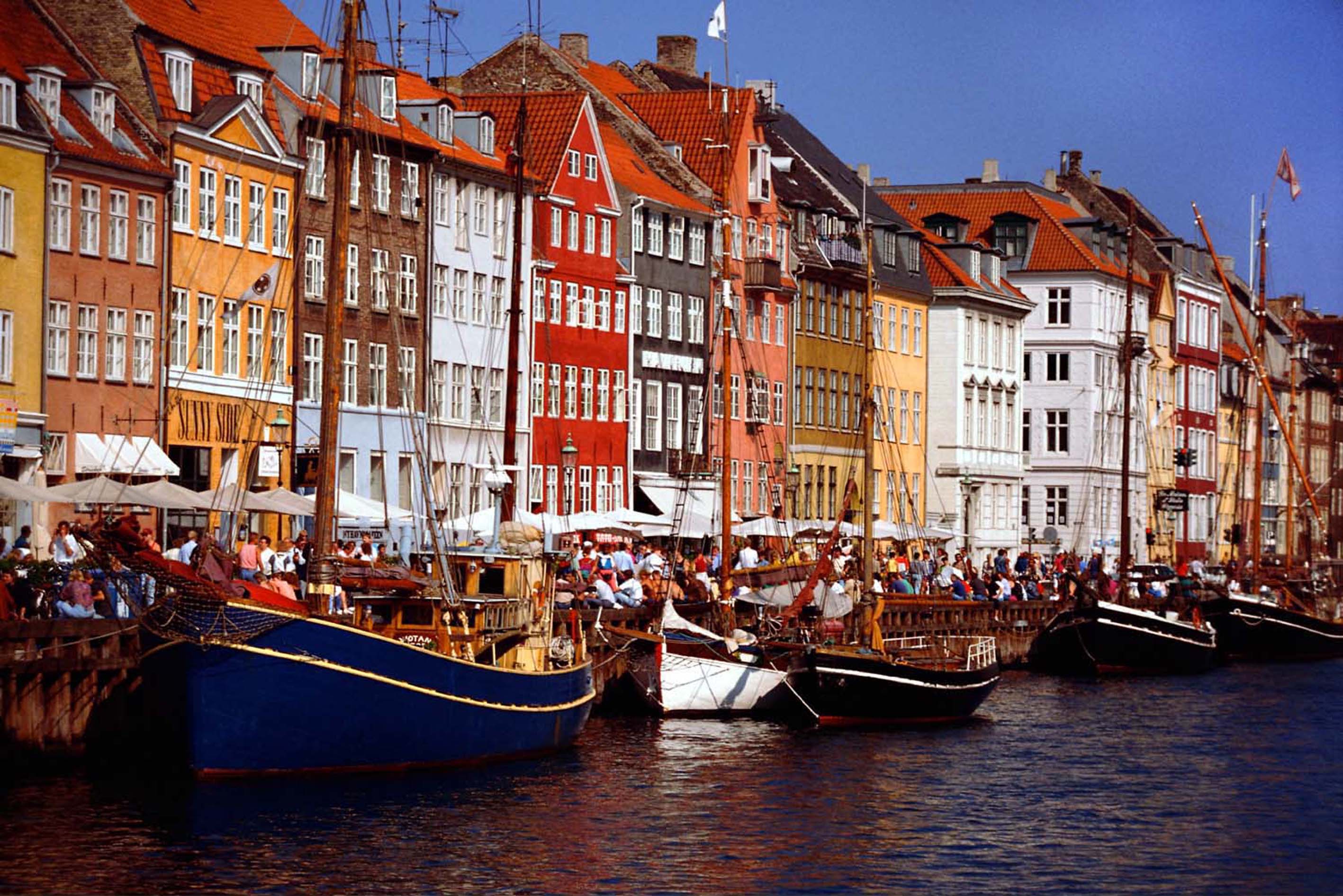 Tenta di entrare nell’ambasciata iraniana con un coltello