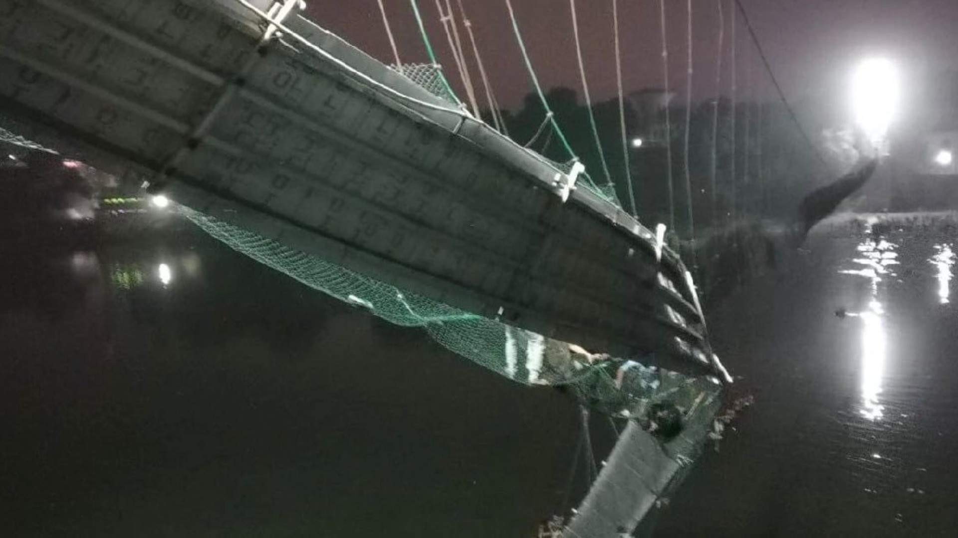 Tragedia in India, crolla un ponte con 400 persone