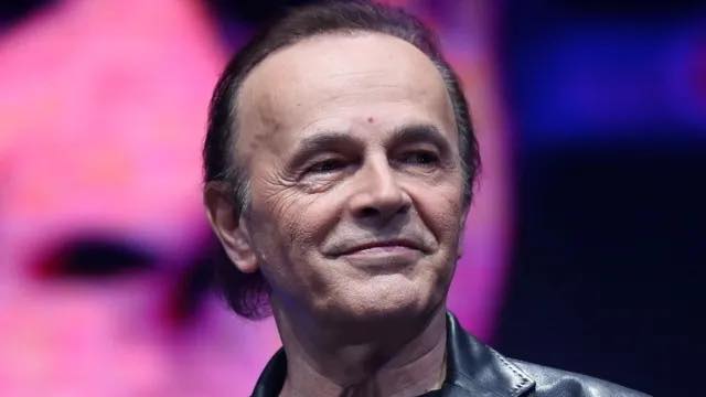 Malore per Dodi Battaglia sul palco a Bologna, il cantante ai fan: “Sto meglio”