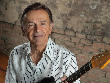 Malore per Dodi Battaglia sul palco a Bologna, il cantante ai fan: “Sto meglio”