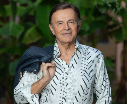 Malore per Dodi Battaglia sul palco a Bologna, il cantante ai fan: “Sto meglio”