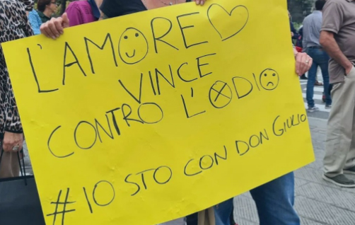 In 400 per Don Giulio, prete sospeso per le sue posizioni su gay, aborti e eutanasia In 400 per Don Giulio, prete sospeso per le sue posizioni su gay, aborti e eutanasia