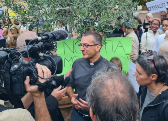 In 400 per Don Giulio, prete sospeso per le sue posizioni su gay, aborti e eutanasia