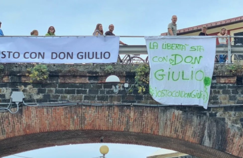 In 400 per Don Giulio, prete sospeso per le sue posizioni su gay, aborti e eutanasia In 400 per Don Giulio, prete sospeso per le sue posizioni su gay, aborti e eutanasia